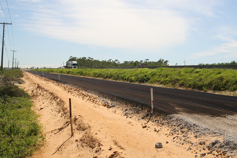 Dnit executa obras em nova via lateral da BR-101 Sul, em Laguna