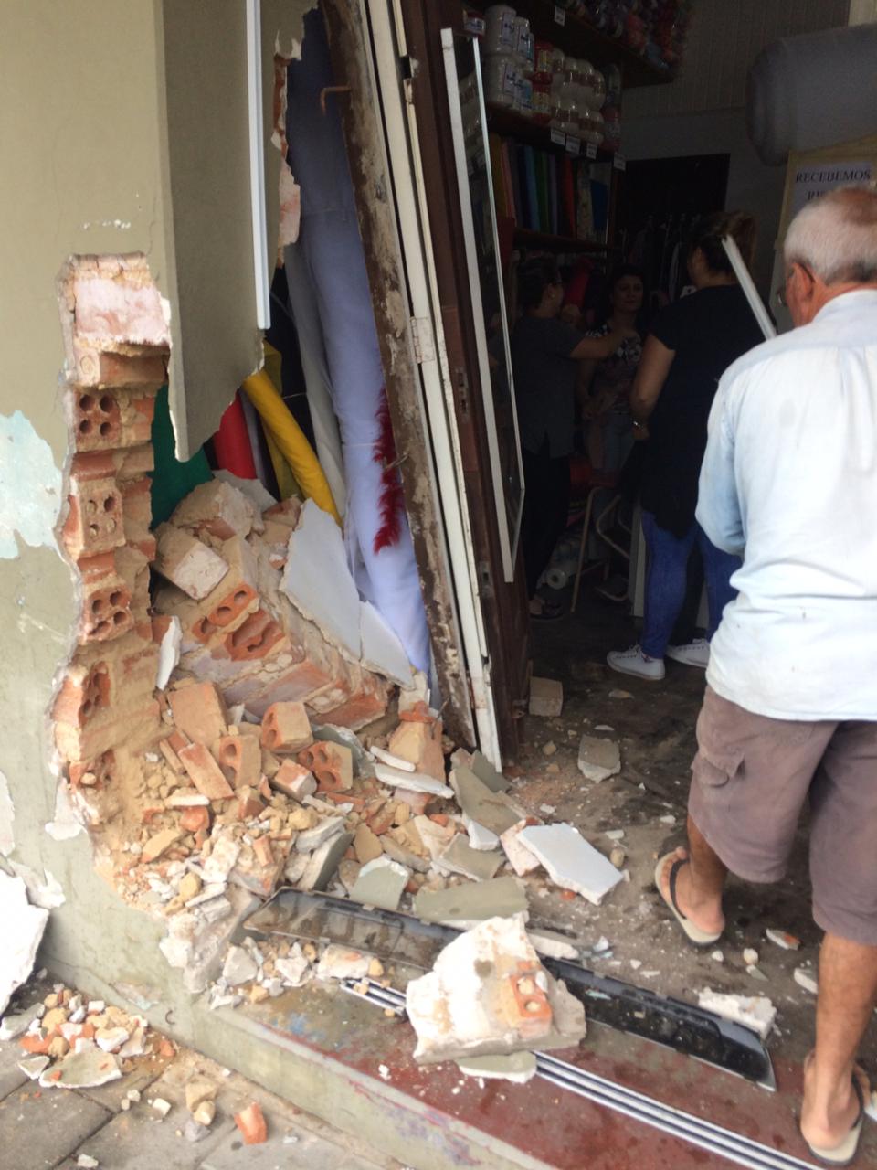 Acidente: Veículo invade loja no Centro, em Laguna