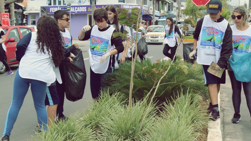 Estudantes mobilizam mutirão de limpeza em Imbituba