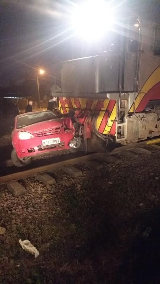 Colisão entre trem e veículo é registrada em Tubarão
