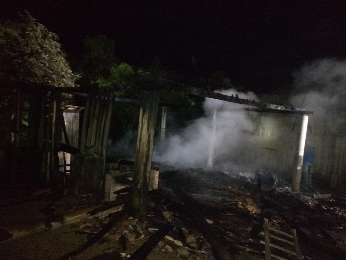 Casa é totalmente destruída por incêndio em Pedras Grandes