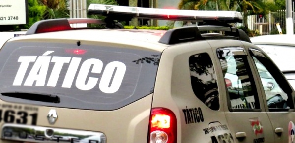 Homem é preso por porte ilegal de arma e violência doméstica em Tubarão