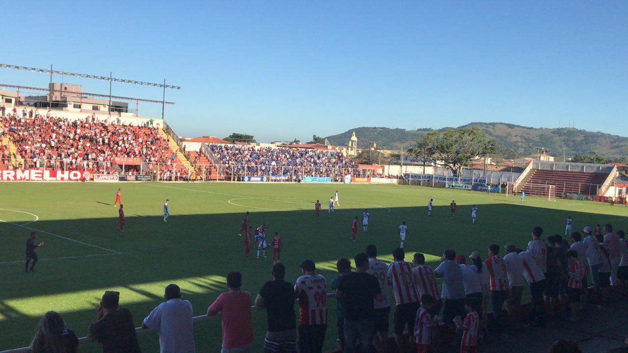 Torcedor saca canivete em meio ao público no clássico entre Hercílio Luz e Atlético Tubarão