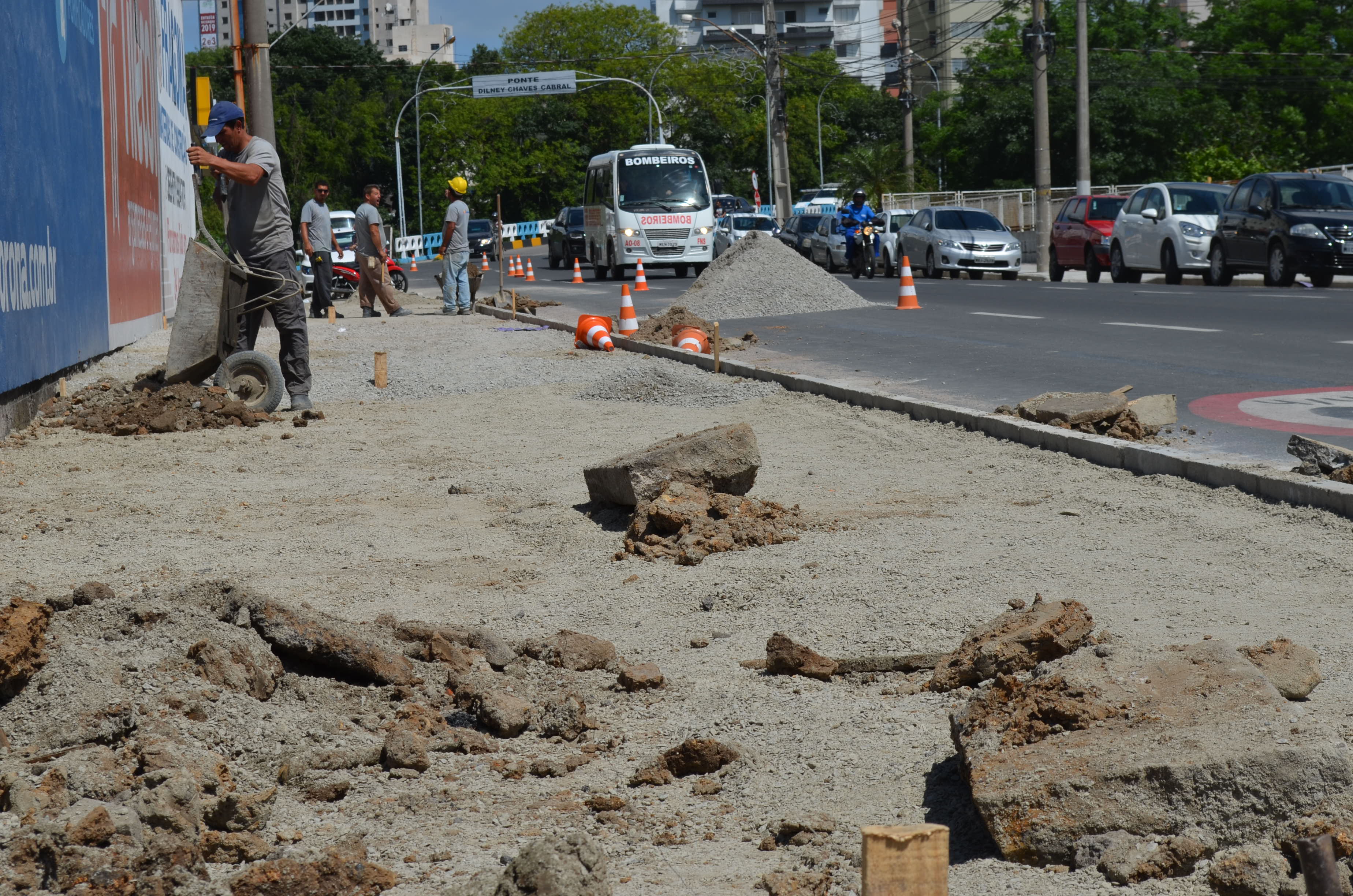 Calçada com ciclovia começa a ser executada na avenida Patrício Lima