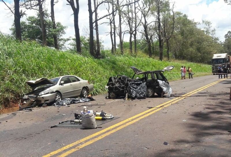 No país: Cinco pessoas perdem a vida em grave acidente
