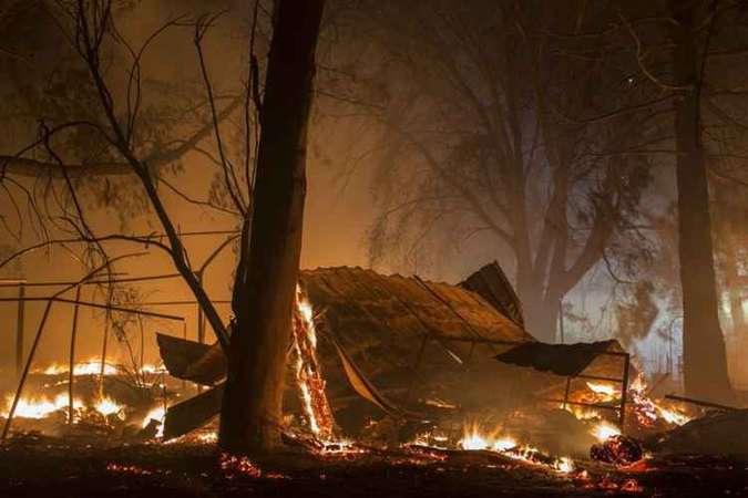 No mundo: Incêndios na Califórnia deixam 35 mortos