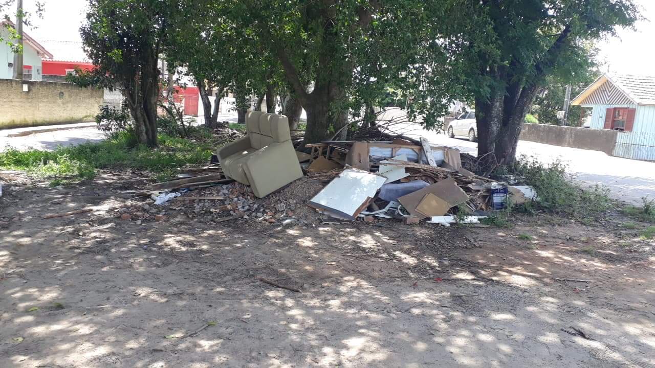 Tubarão: Descarte irregular de lixo causa indignação de moradores