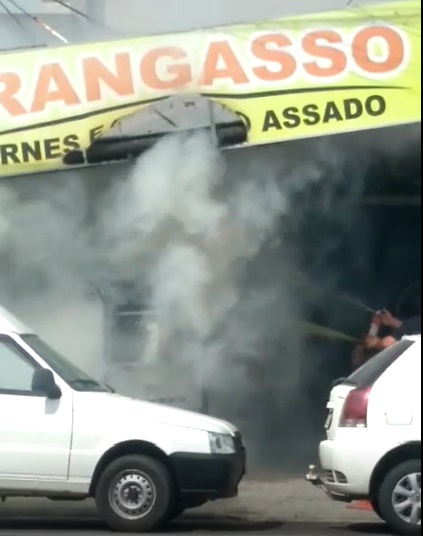 Máquina pega fogo em estabelecimento comercial de Tubarão