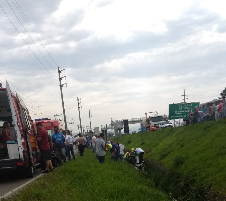 Veículo capota na BR-101 em Tubarão