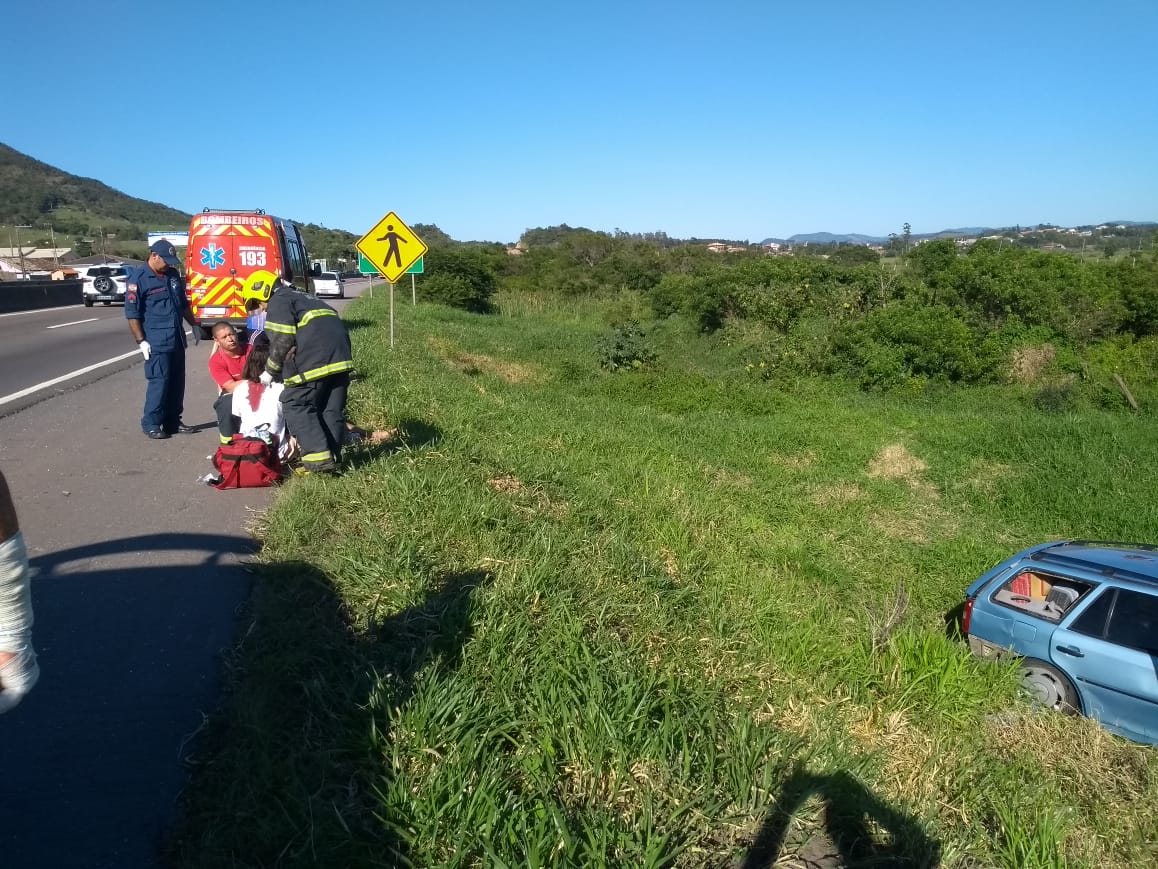 Saída de pista deixa um homem ferido na BR-101, em Pescaria Brava