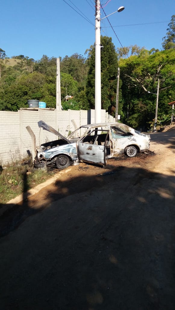 Veículo é atingido por incêndio no bairro Congonhas
