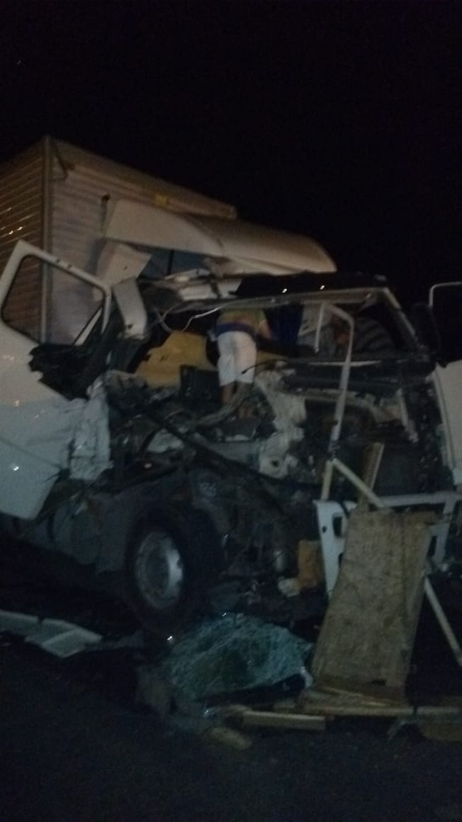 Acidente na BR-101 mobiliza guarnições dos bombeiros