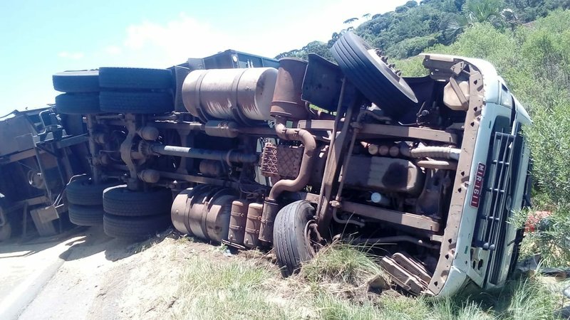 Em SC: Motorista tomba carreta para evitar engavetamento