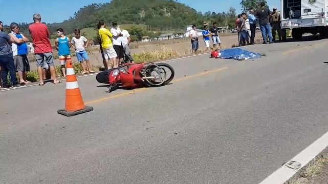 Idoso morre ao colidir moto em caminhão
