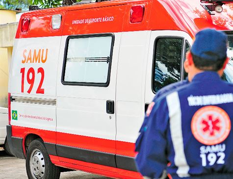 Motociclista colide em carro, cai e morre atropelado por caminhão