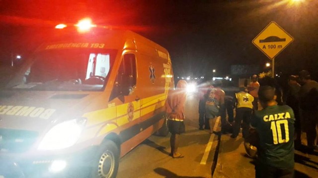 Motociclista sofre ferimentos ao colidir em veículos na BR-101