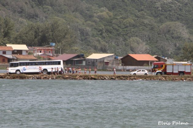 Ônibus quase cai no mar, na região da Ponta da Barra, em Laguna
