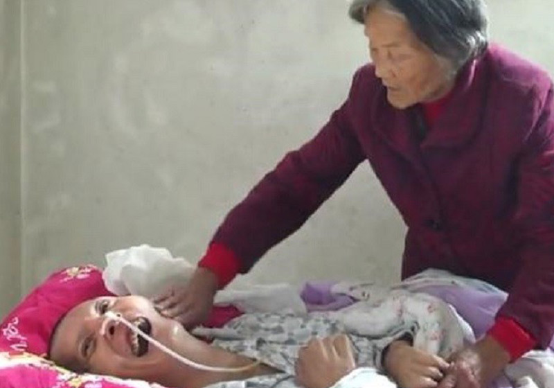 Internacional: Mãe vê filho acordar do coma após 12 anos: “Nunca desisti dele”