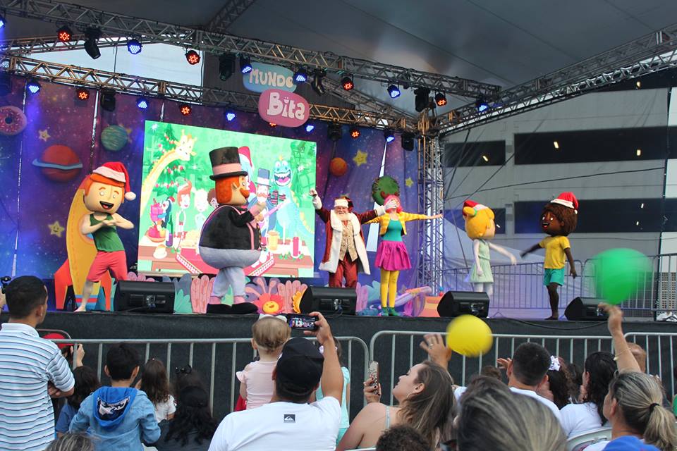 Chegada do Papai Noel e Mundo Bita encantam o público no Farol Shopping