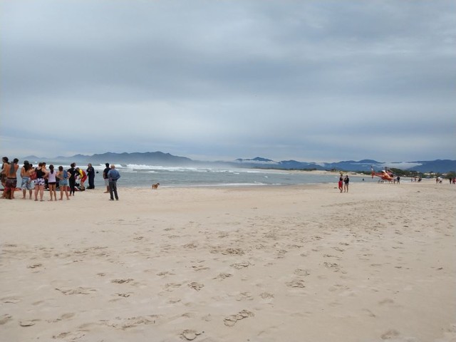 Três turistas são resgatados após caírem de costão na Guarda do Embaú