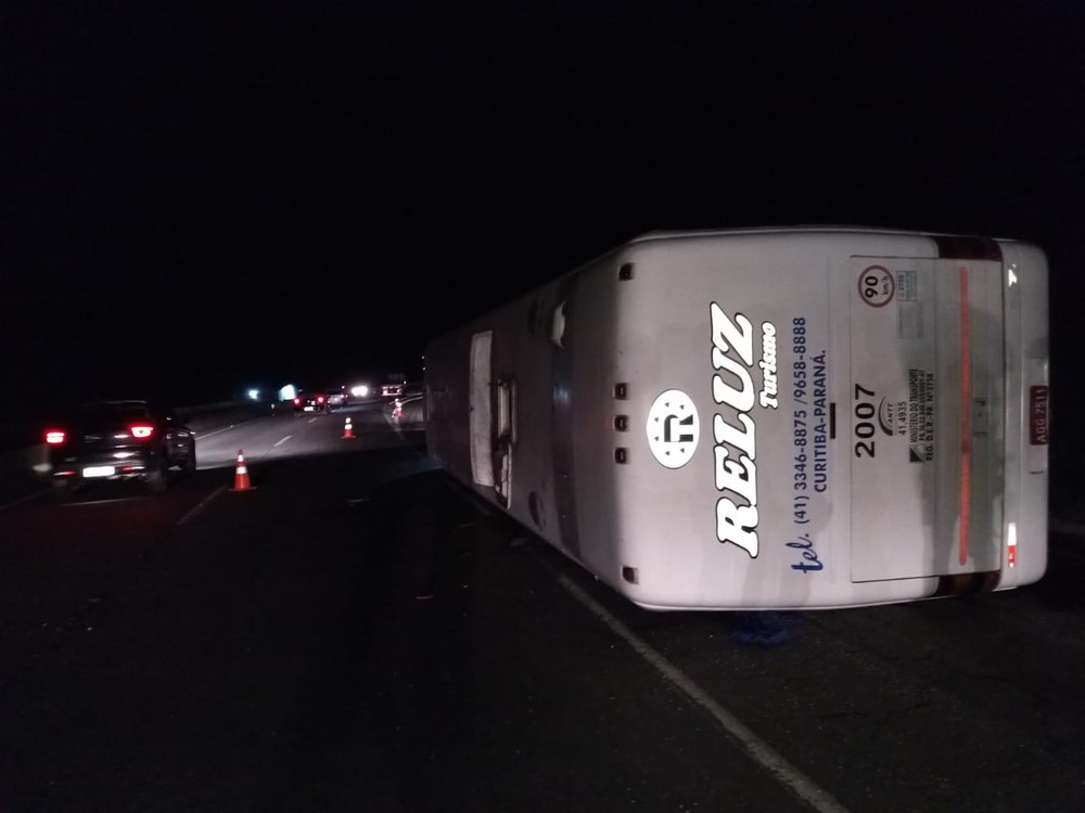 Susto na BR-101: Ônibus com estudantes universitários tomba na rodovia