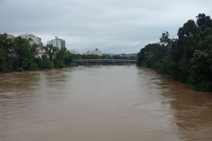 Bombeiros resgatam homem de rio em Capivari de Baixo