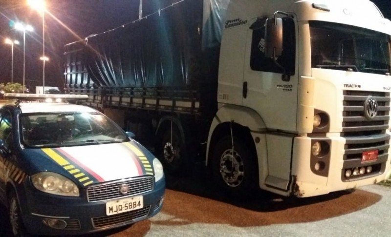 Caminhão com 300 mil maços de cigarros paraguaios é apreendido na BR-101