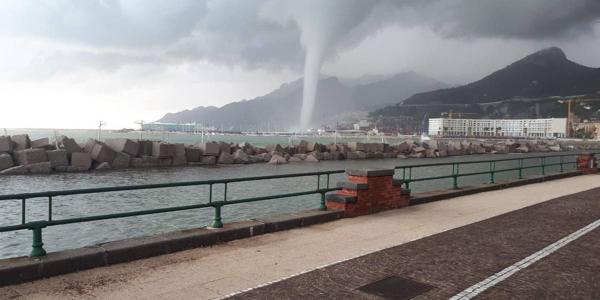 No mundo: Tornado atinge sul da Itália e deixa danos e feridos
