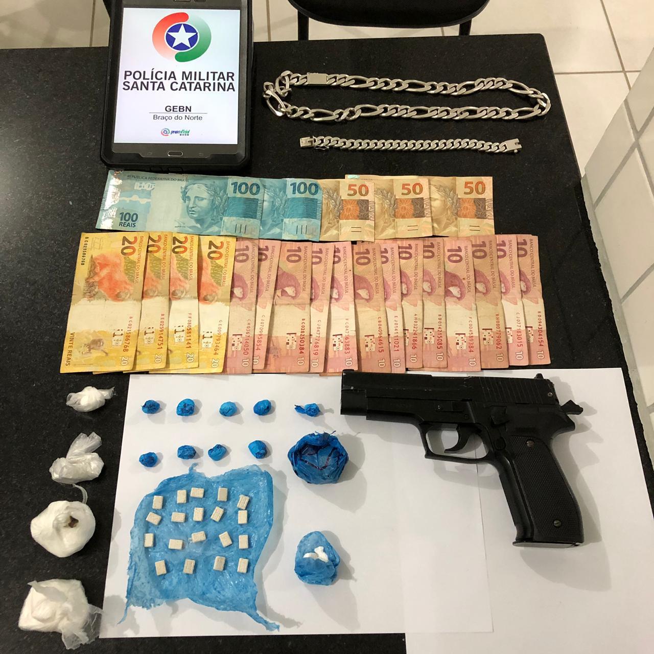 Homem é preso com porções de maconha, cocaína e comprimidos de ecstasy em Braço do Norte