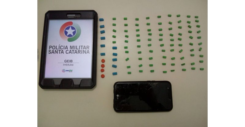 Traficante tenta esconder 100 comprimidos na boca, mas é preso pela PM em Imbituba