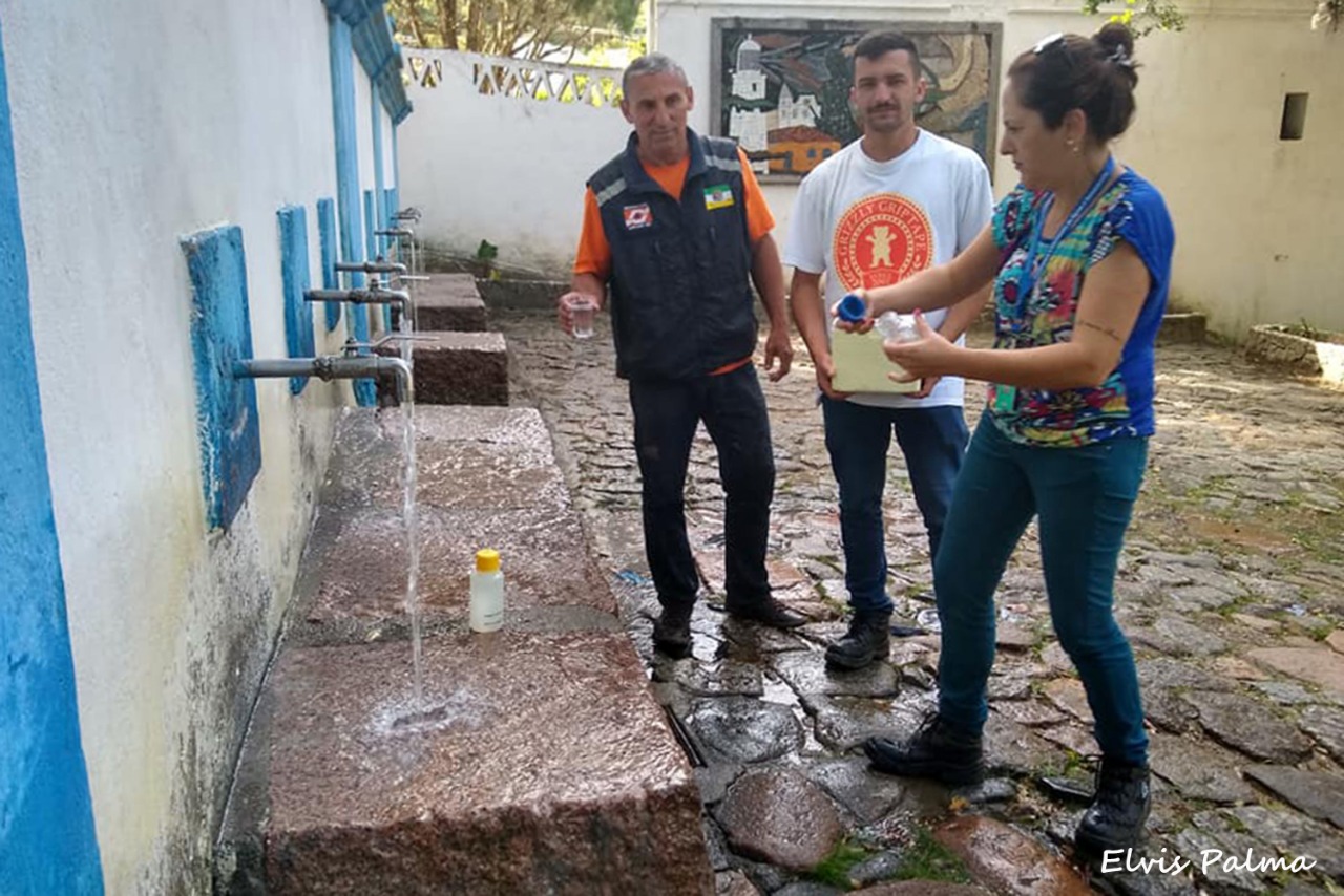 Laguna: Amostras de água da Fonte da Carioca são recolhidas para análise laboratorial