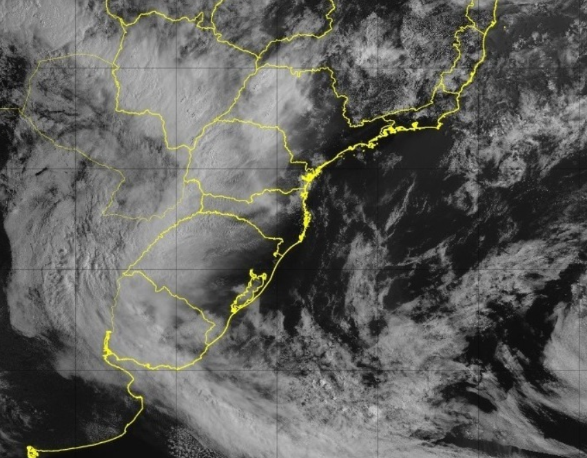 Sol, calor e temporais isolados de hoje para amanhã (24) em SC