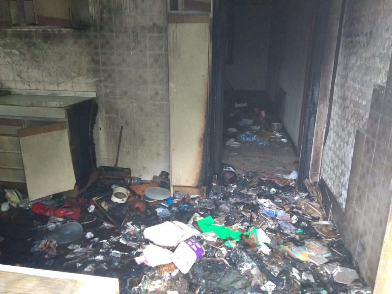 No Estado: Homem põe fogo em residência e ataca bombeiros