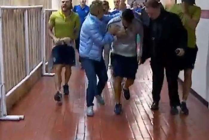 Copa Libertadores: Ônibus do Boca Juniors é apedrejado e jogadores ficam feridos antes da final