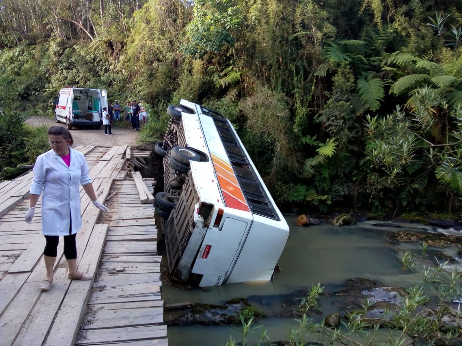 Em SC: Ônibus tomba de ponte e deixa feridos