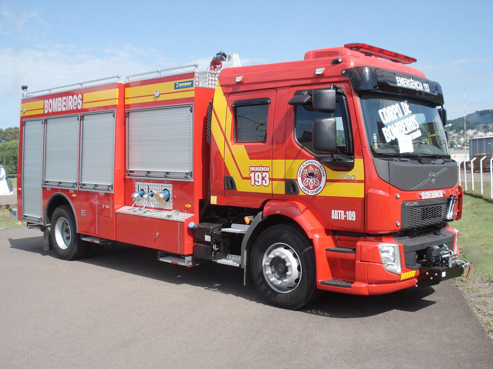 Parede desaba em quarto no último andar de prédio no Mar Grosso, em Laguna