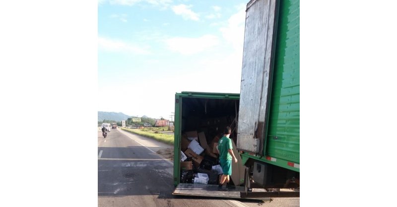 Carreta tomba sobre a pista e causa interrupção parcial da BR-101, em Imbituba