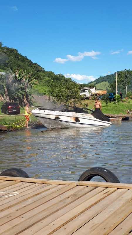 Em SC: Homem sofre queimaduras após lancha incendiar