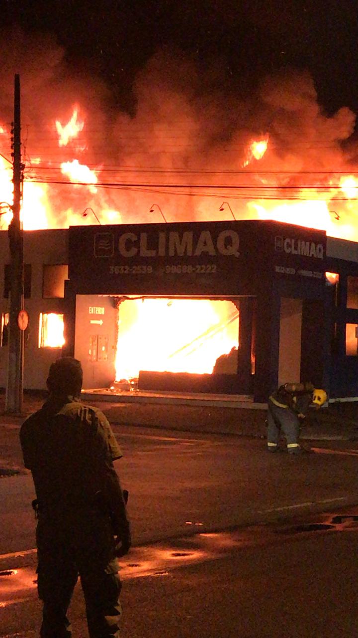 Incêndio destrói estabelecimento comercial no centro de Tubarão