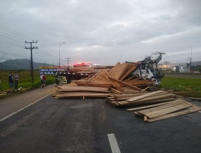 Acidente prejudica trânsito na BR-101, em Imbituba