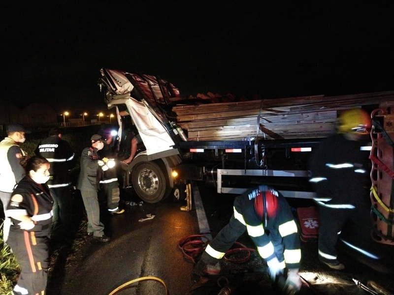 Acidente deixa condutor preso às ferragens, na BR-101, em Imbituba