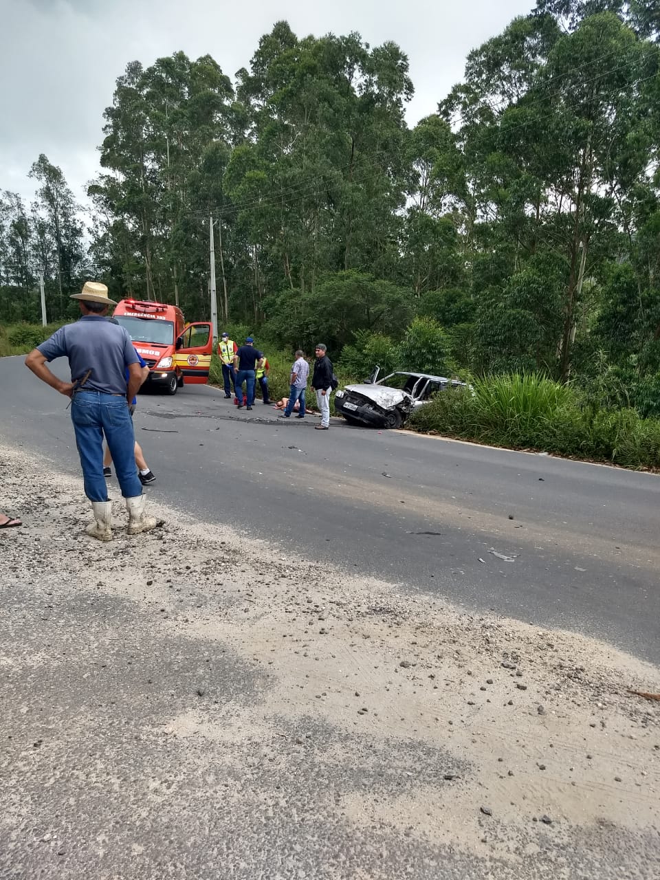Duas pessoas ficam feridas após saída de pista em Braço do Norte