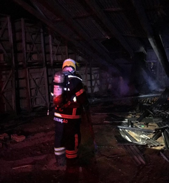 Depósito de olaria é consumido por incêndio em Morro da Fumaça