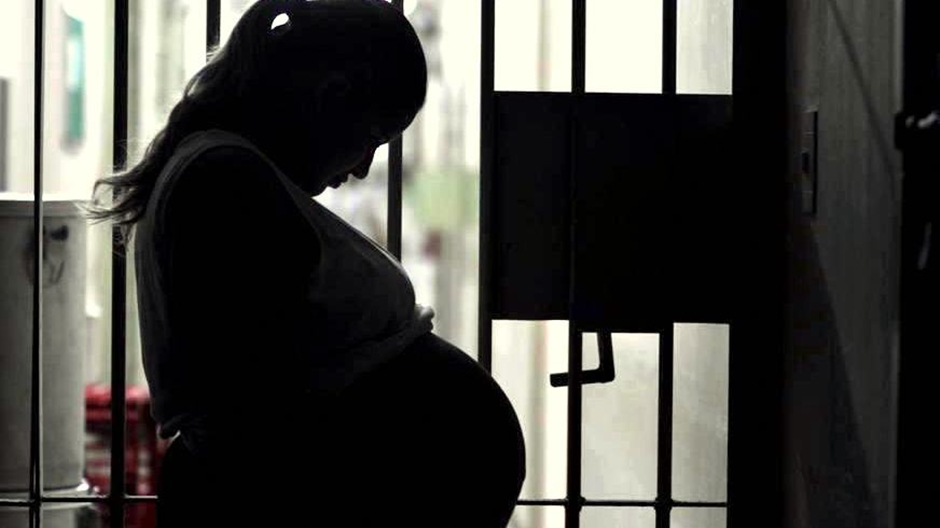 Câmara aprova prisão domiciliar para gestantes e mães