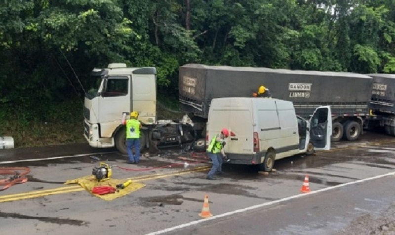 Em SC: Colisão frontal entre furgão e carreta deixa um morto