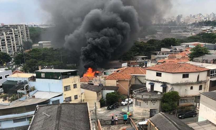 No país: Avião de pequeno porte cai após decolar no Campo de Marte, em SP
