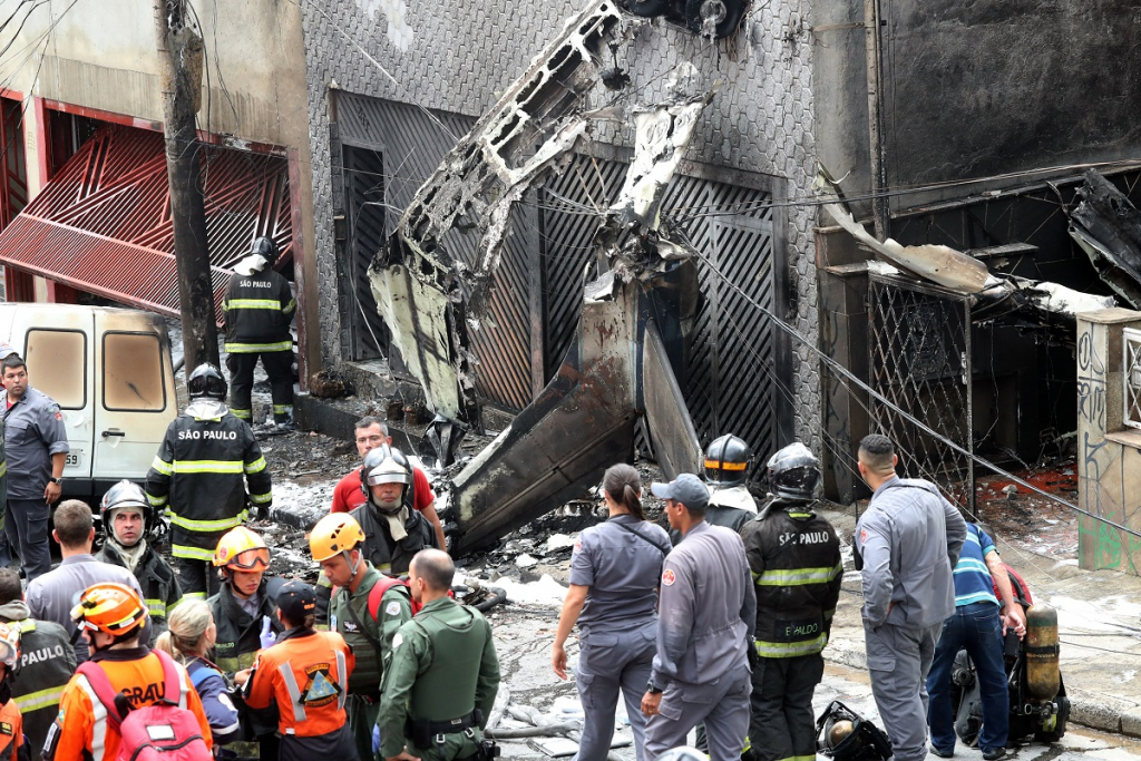Avião que caiu em SP pertencia a empresário que não estava a bordo, diz Anac
