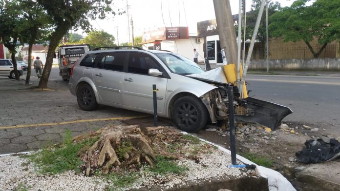 Homem perde controle e bate contra poste em Içara