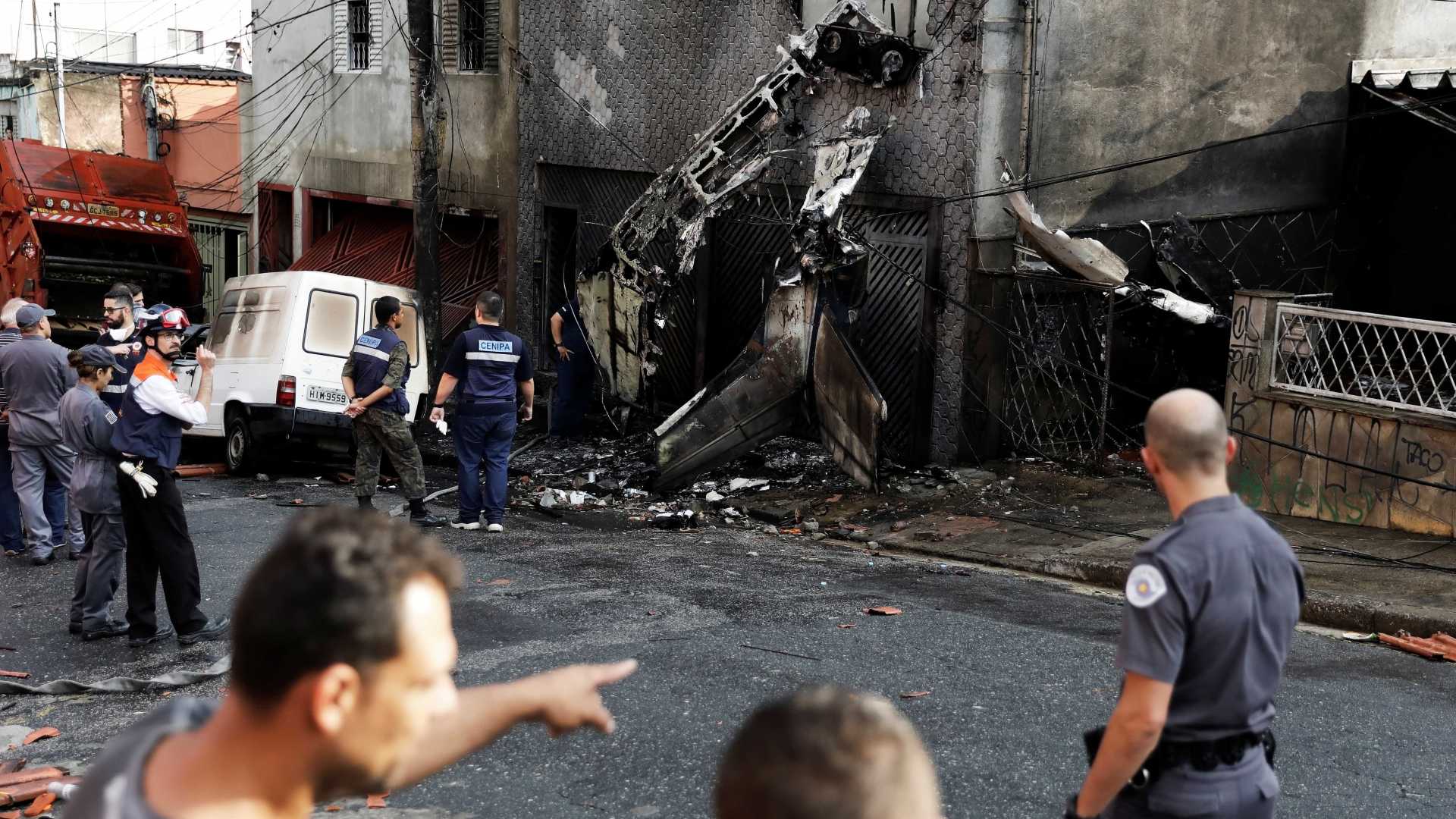 Menina de 8 anos ferida após queda de avião em SP recebe alta