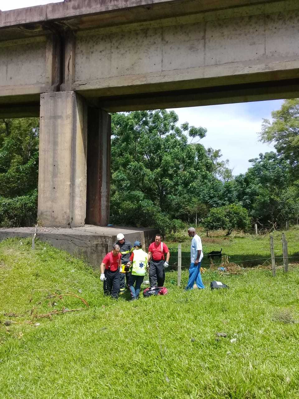 Homem cai de altura de 8 metros em Capivari de Baixo